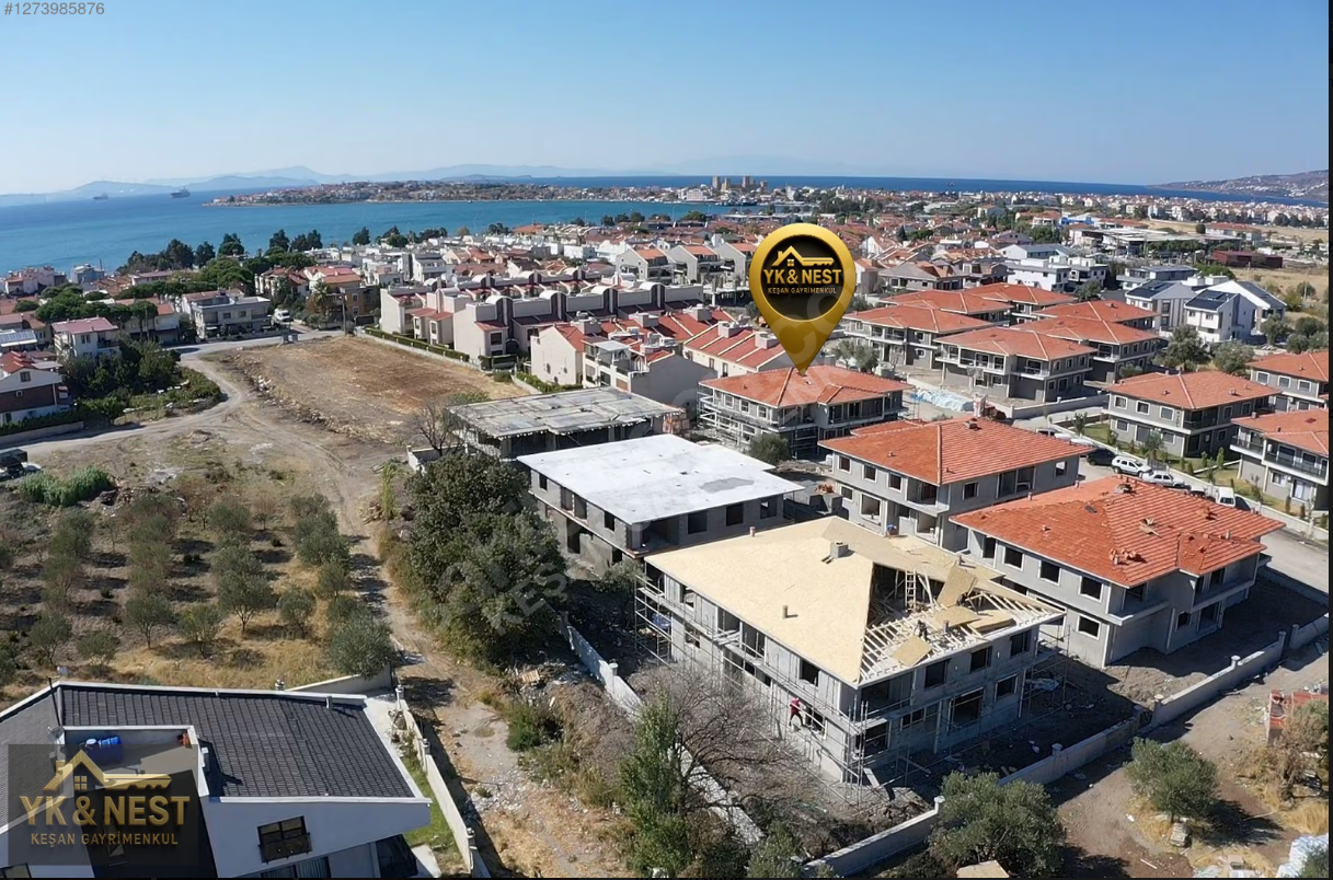 Çandarlı Merkezde Havuzlu Sitede Denize 250 Metre Satılık 2+1